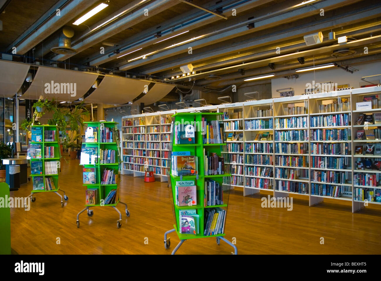 Il prestito pubblico libreria Kulturhuset dentro la Casa della Cultura nel centro di Stoccolma Svezia Europa Foto Stock