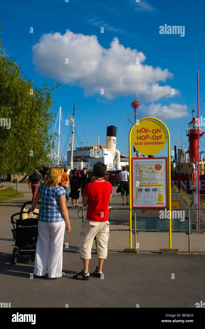 Famiglia guardando gita turistica accedi Djurå rden Stoccolma Svezia Europa Foto Stock