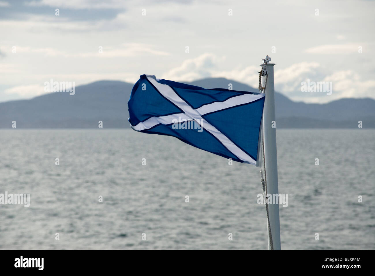 Bandiera scozzese battenti su una nave di Harris, Scozia Foto Stock