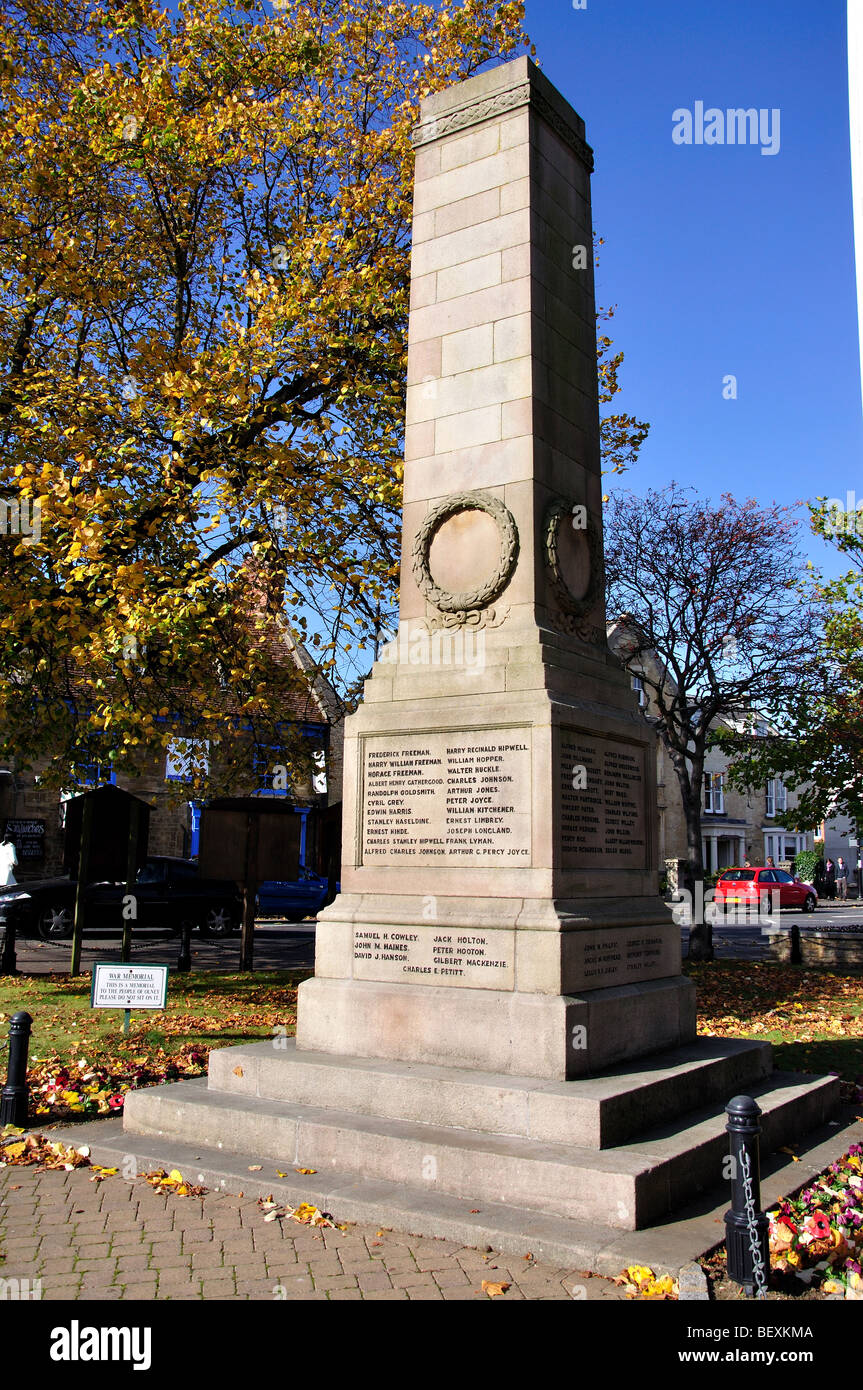 War Memorial, la piazza del mercato, Olney, Buckinghamshire, Inghilterra, Regno Unito Foto Stock