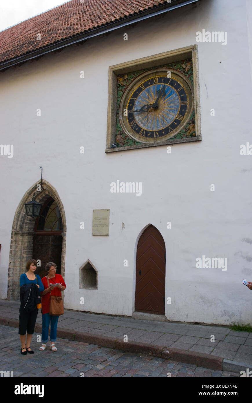 I turisti a studiare mappa in Mappe catastali Suurgildi Square nella città vecchia di Tallinn Estonia Europa Foto Stock