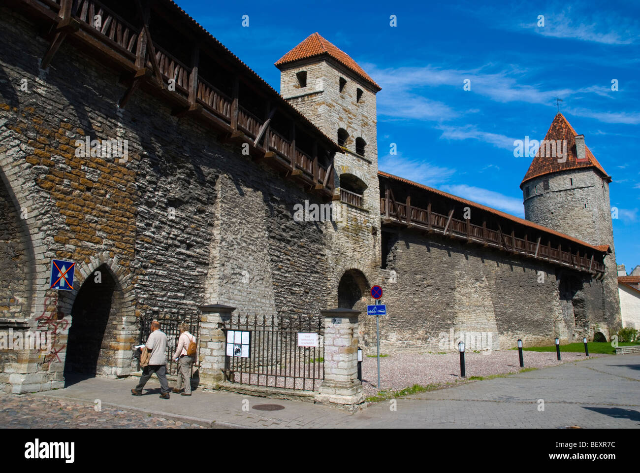Vecchie mura e torri a Tallinn Estonia Europa Foto Stock