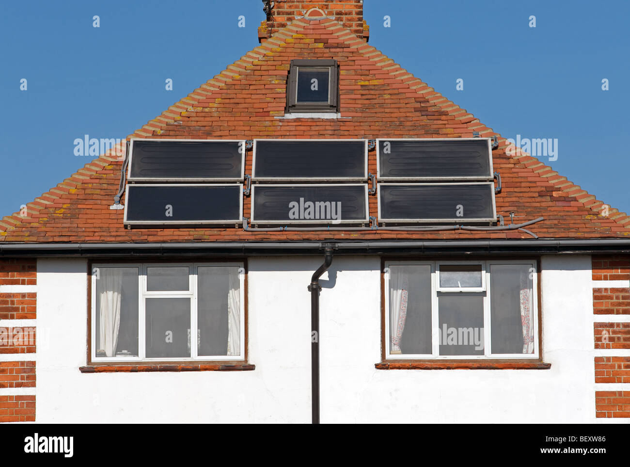 Casa con pannelli fotovoltaici montati sul tetto Foto Stock