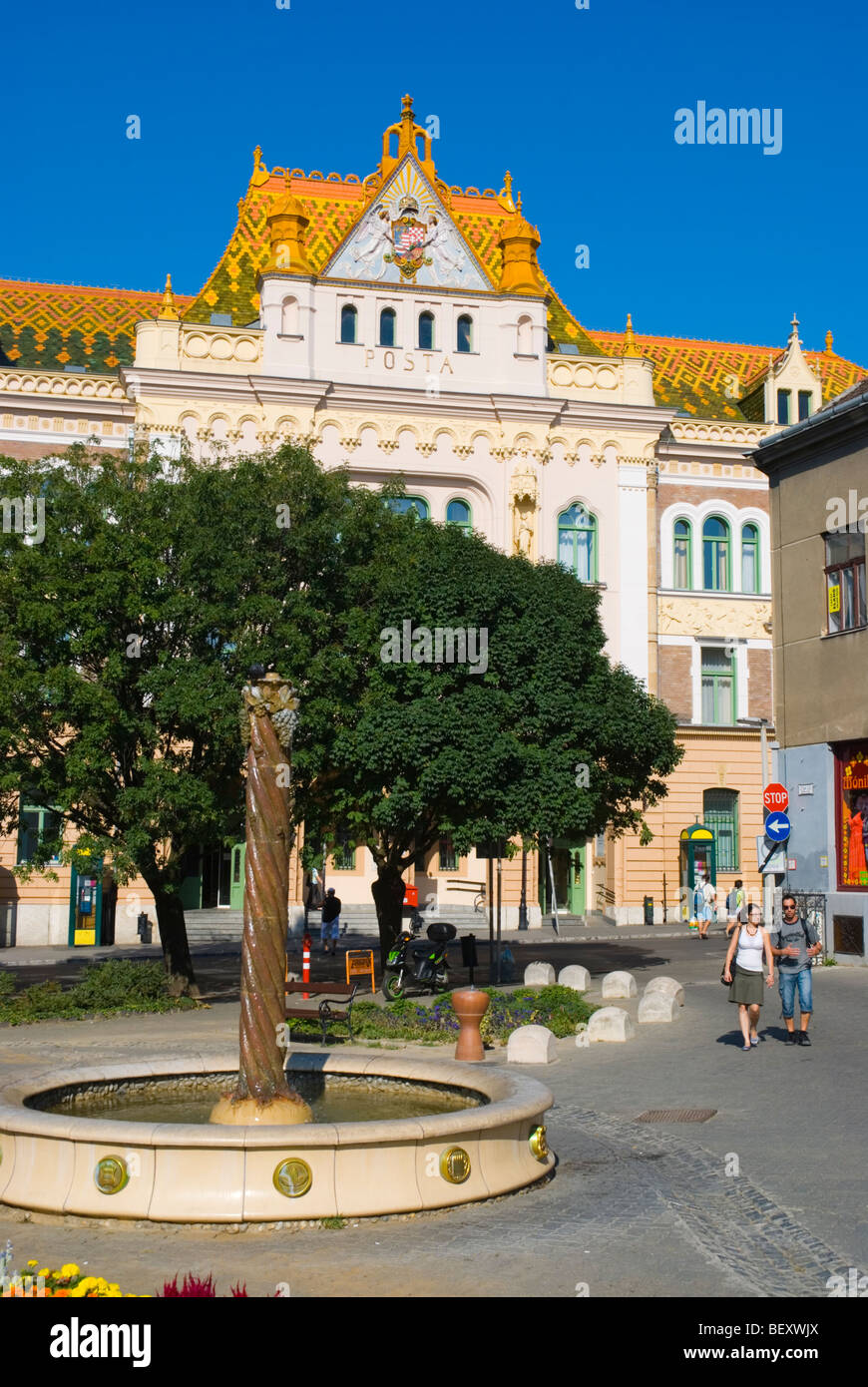 Citrom utca strada pedonale con il principale ufficio postale edificio in Ungheria Pecs in Europa Foto Stock