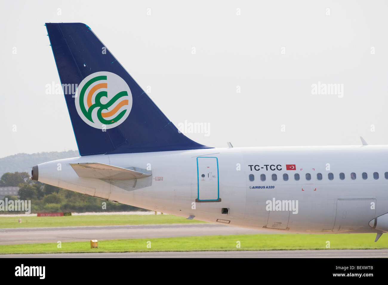 La sezione di coda di Cipro Turkish Airlines Airbus A320-232 aereo di linea TC-TCC all'Aeroporto Internazionale di Manchester Inghilterra England Regno Unito Foto Stock