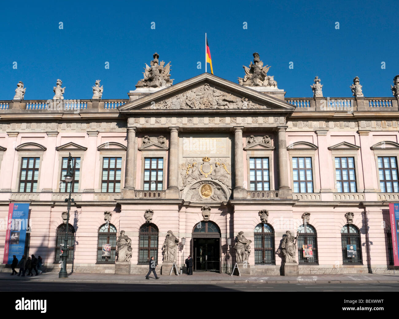 La facciata anteriore della storia tedesca o Museo Historisches Museum di Berlino Mitte Foto Stock