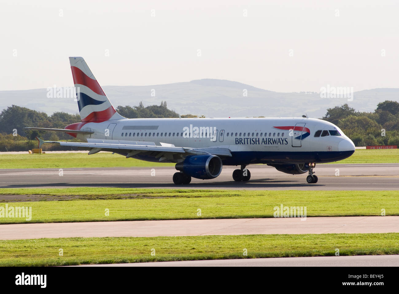 British Airways Airbus A320-211 aereo di linea G-boccola rullaggio all'Aeroporto Internazionale di Manchester Inghilterra England Regno Unito Regno Unito Foto Stock