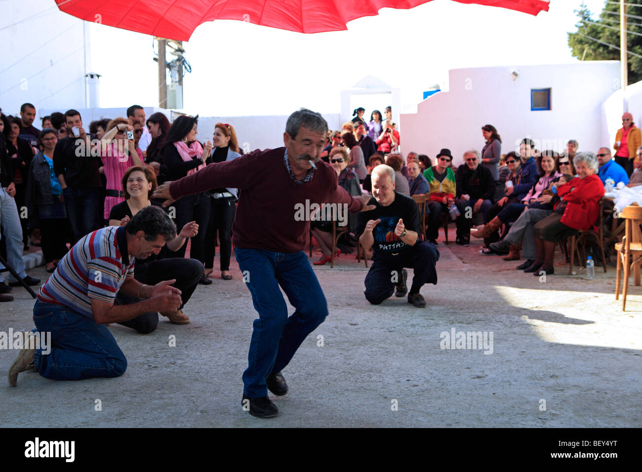 Grecia CICLADI sikinos balli durante le festività pasquali Foto Stock