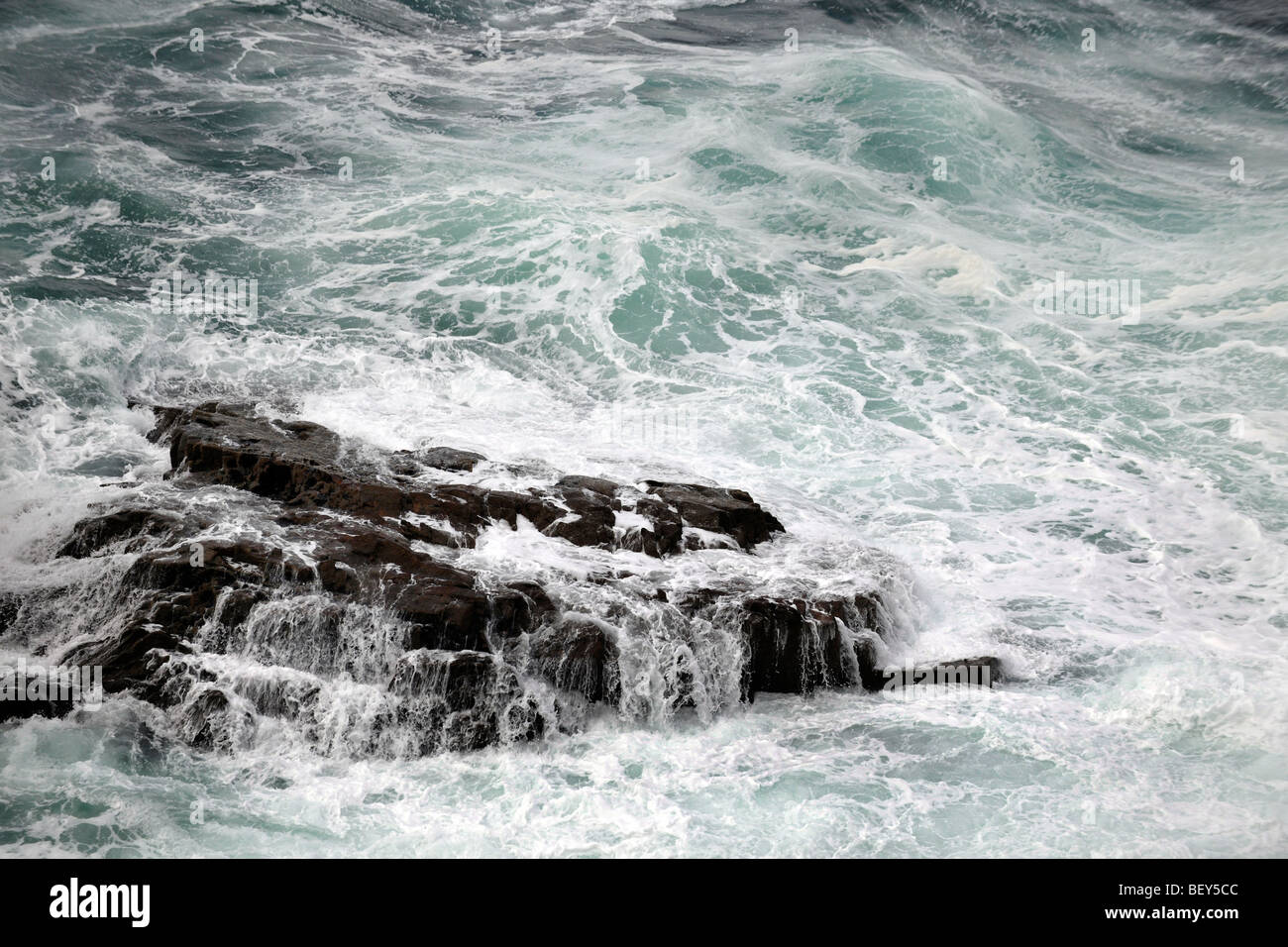 Onde infrangersi sulle rocce a testa Stoer, Assynt, Sutherland, Scotland, Regno Unito. Foto Stock