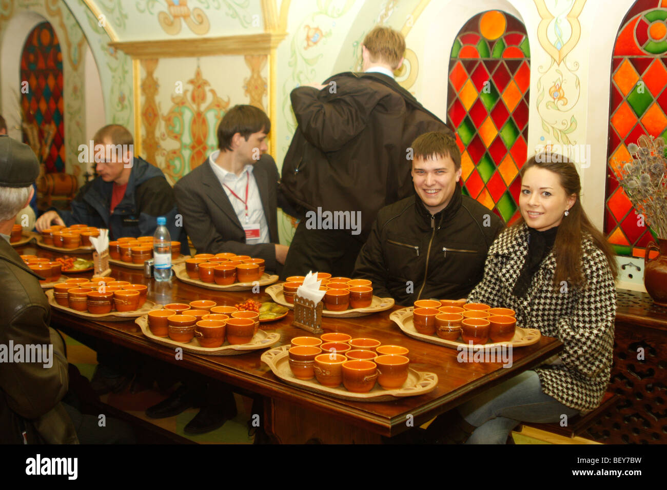 Un gruppo di turisti russi seduti attorno al tavolo di gioco prima di provare diverse miscele di antica russa bevanda alcolica di Medovukha Foto Stock