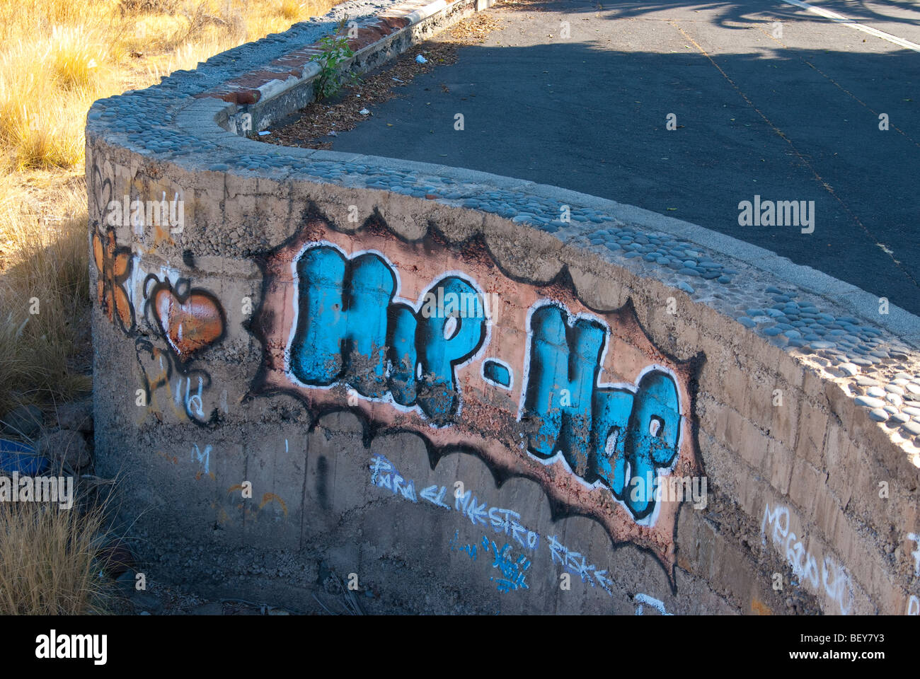 Il degrado urbano in forma di graffiti hip hop di lettura su un muro vicino al Auditorio in Santa Cruz de Tenerife, Isole Canarie Foto Stock