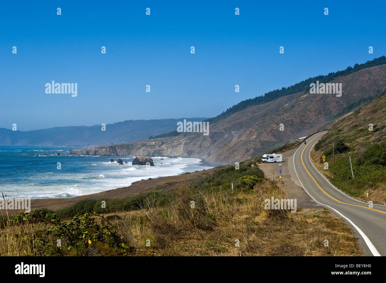 Camper lungo la costa della Pacific Coastal Highway vicino a Mendocino, California settentrionale USA. Foto Stock