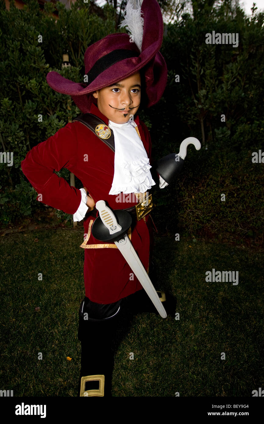 Ragazzo che indossa un Capitano Uncino Costume di Halloween Foto stock -  Alamy