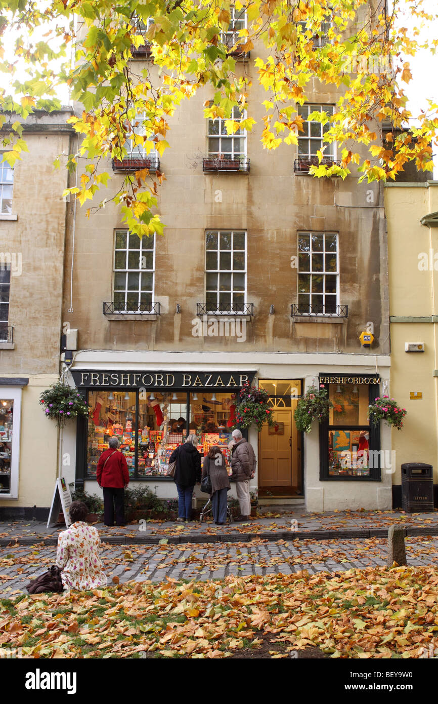 Vasca da bagno in Inghilterra il Bazaar di Freshford toy shop situato in Abbey verde nella città di autunno Foto Stock