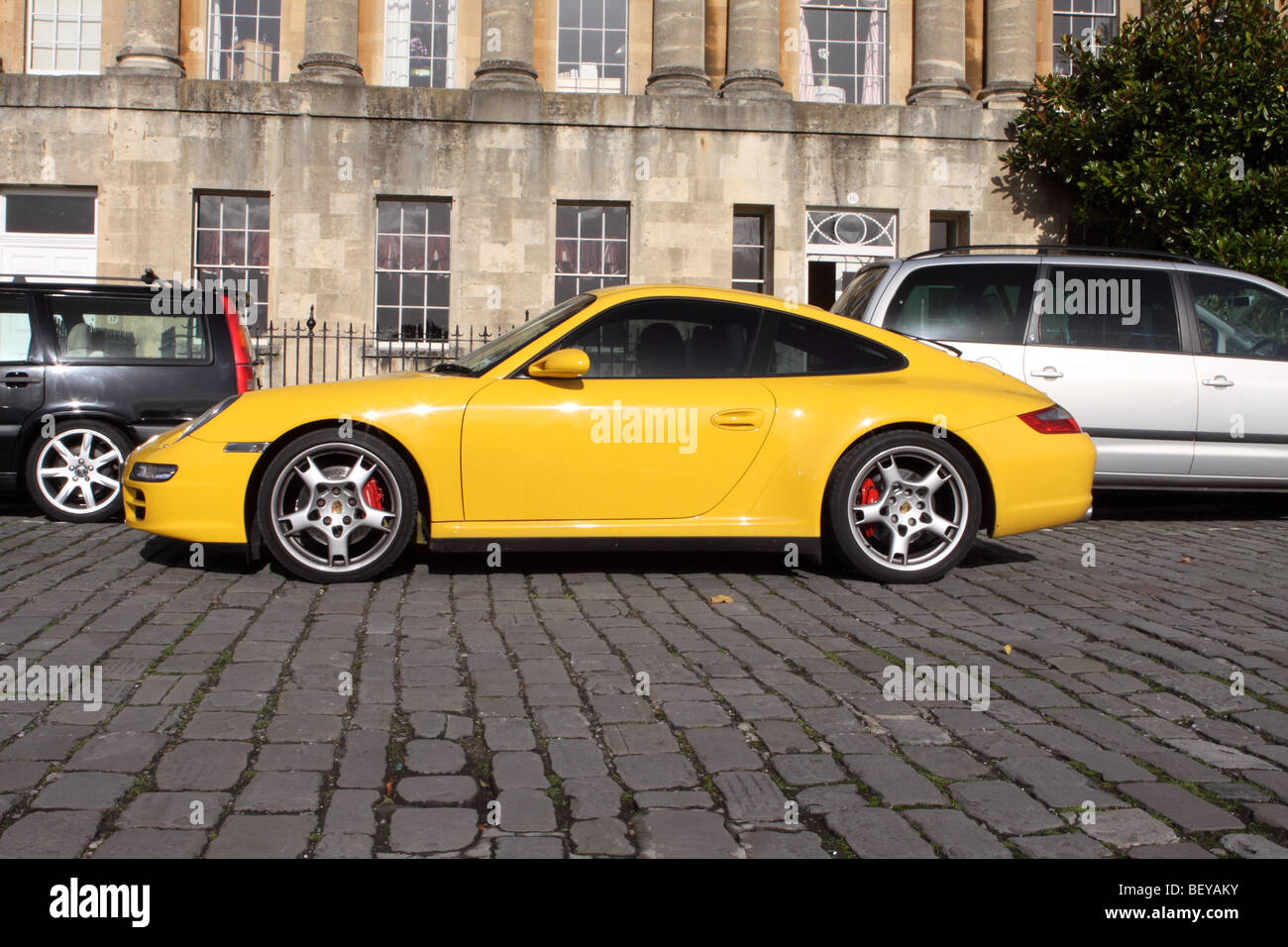 Porsche Carrera Coupe di colore giallo brillante nella Royal Crescent Bath Inghilterra autunno 2009 Foto Stock