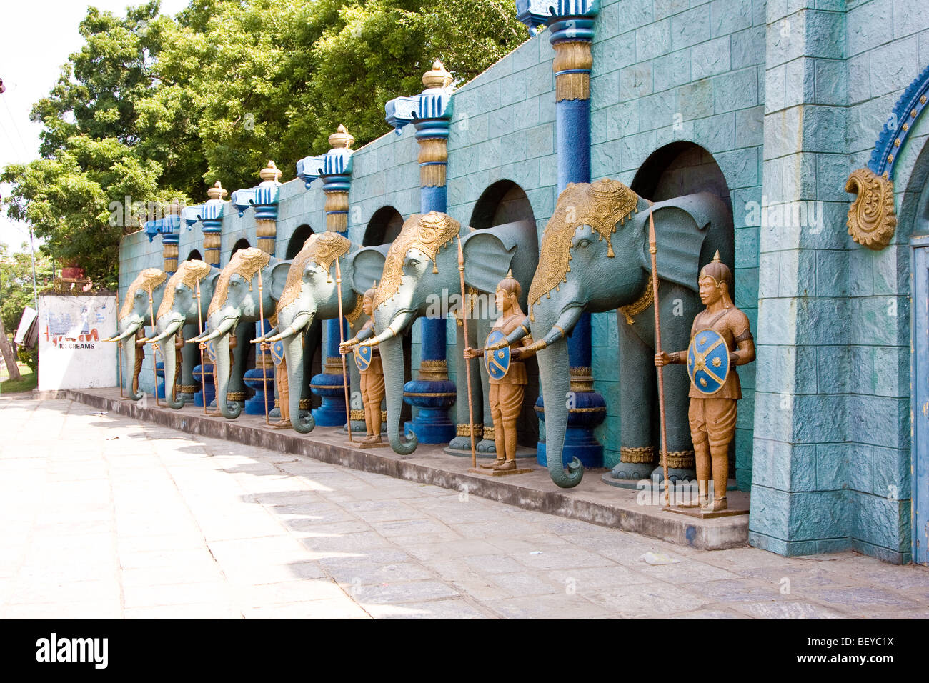 Riga ornamentali di elefanti visto sulla strada da Channai per Mamallapuram, Tamil Nadu Foto Stock