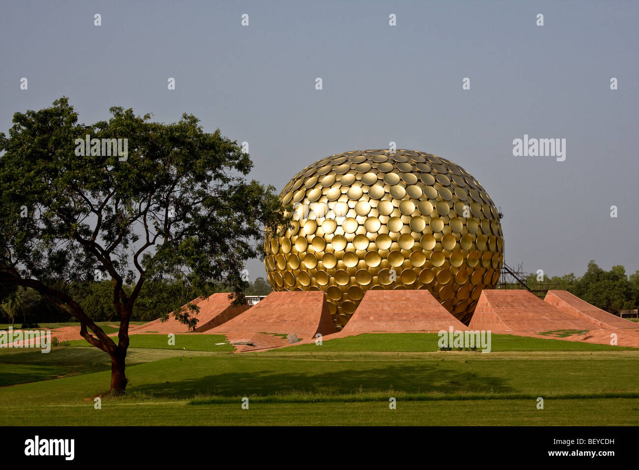 Il imposting gold dome di Matrimandir, Pondicherry, India Foto Stock