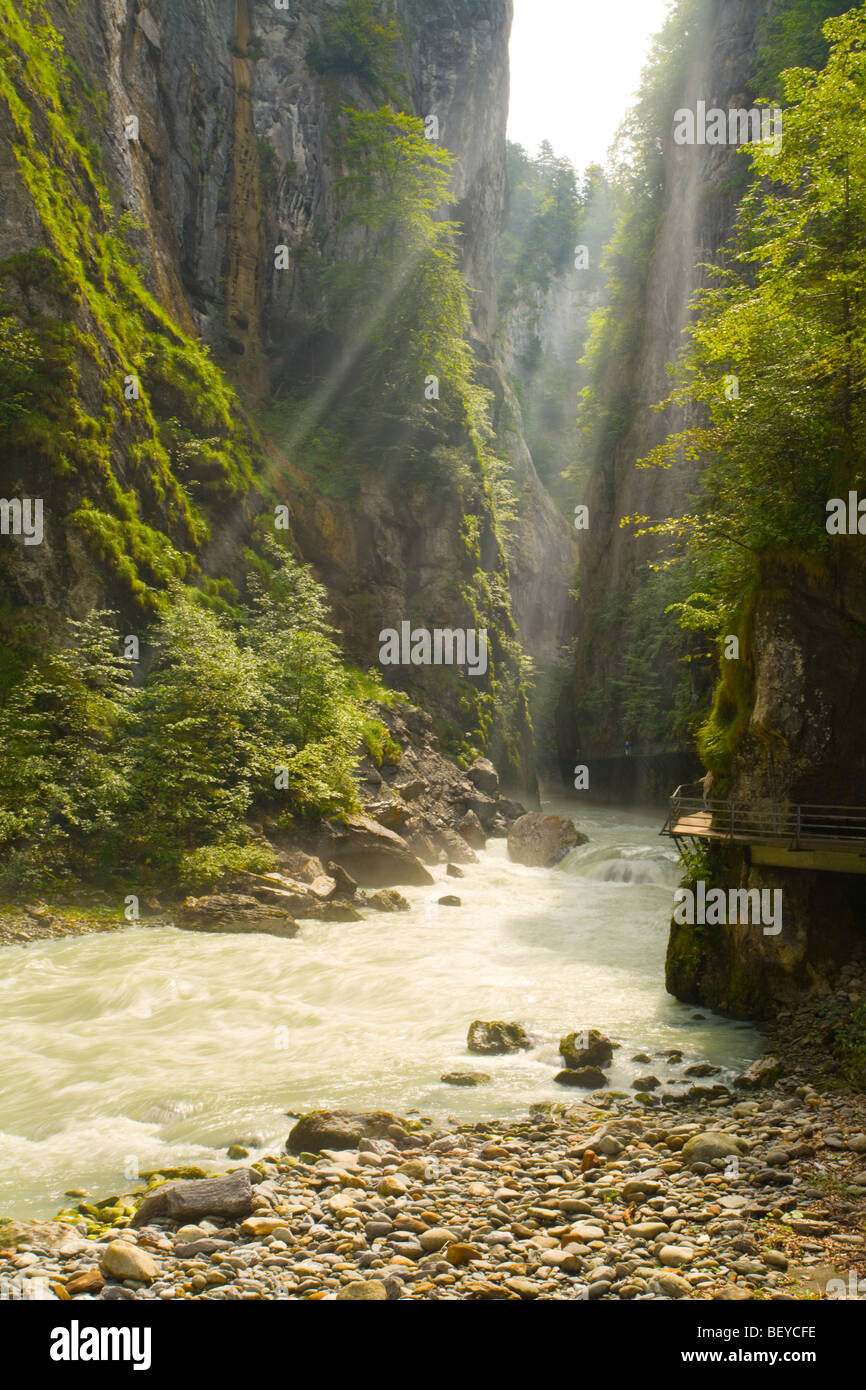 I fasci di luce che rifulge sul fiume a aareschlucht gorge, Svizzera Foto Stock