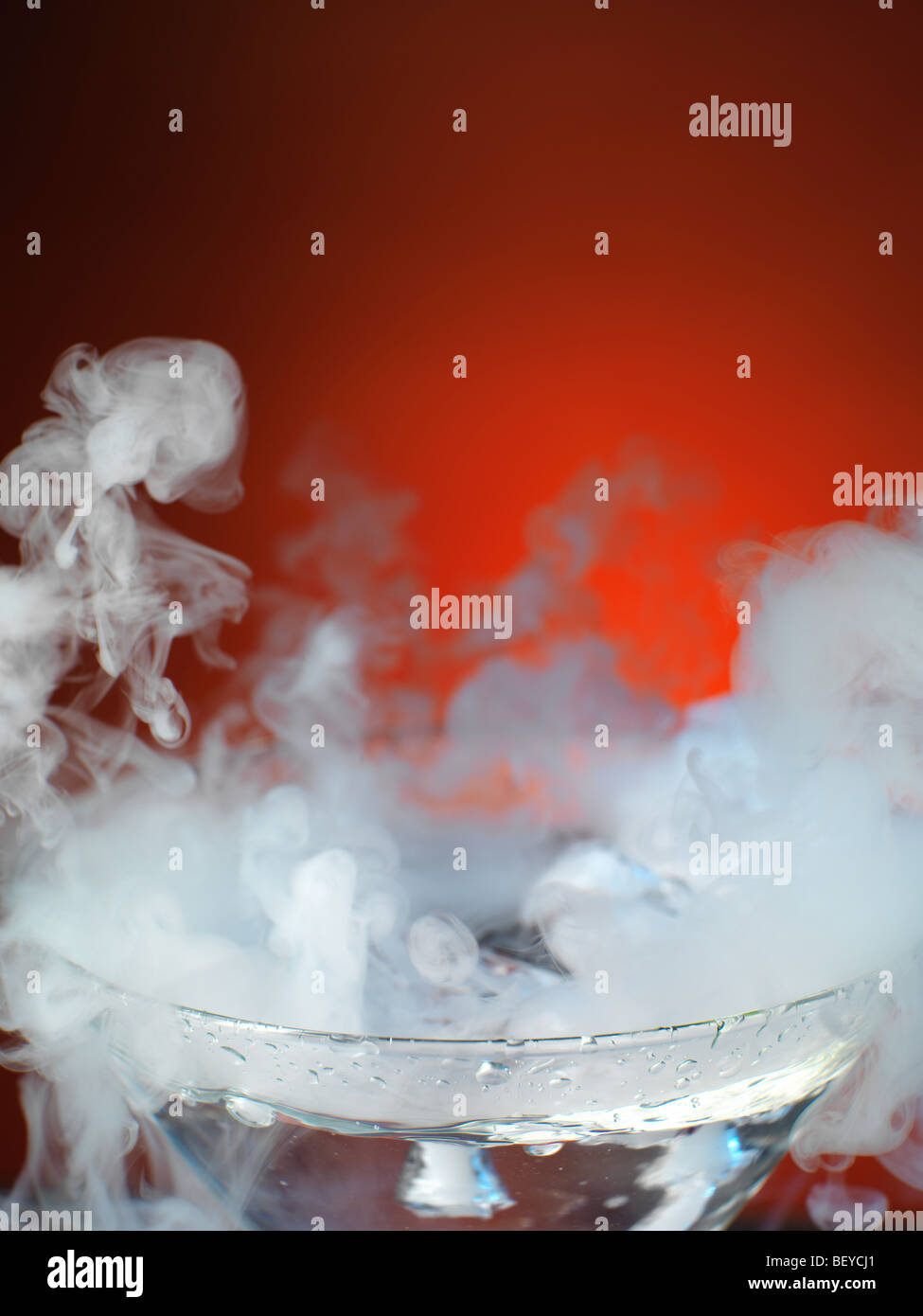 Esotica bevanda in una coppetta Martini con fumo Foto Stock
