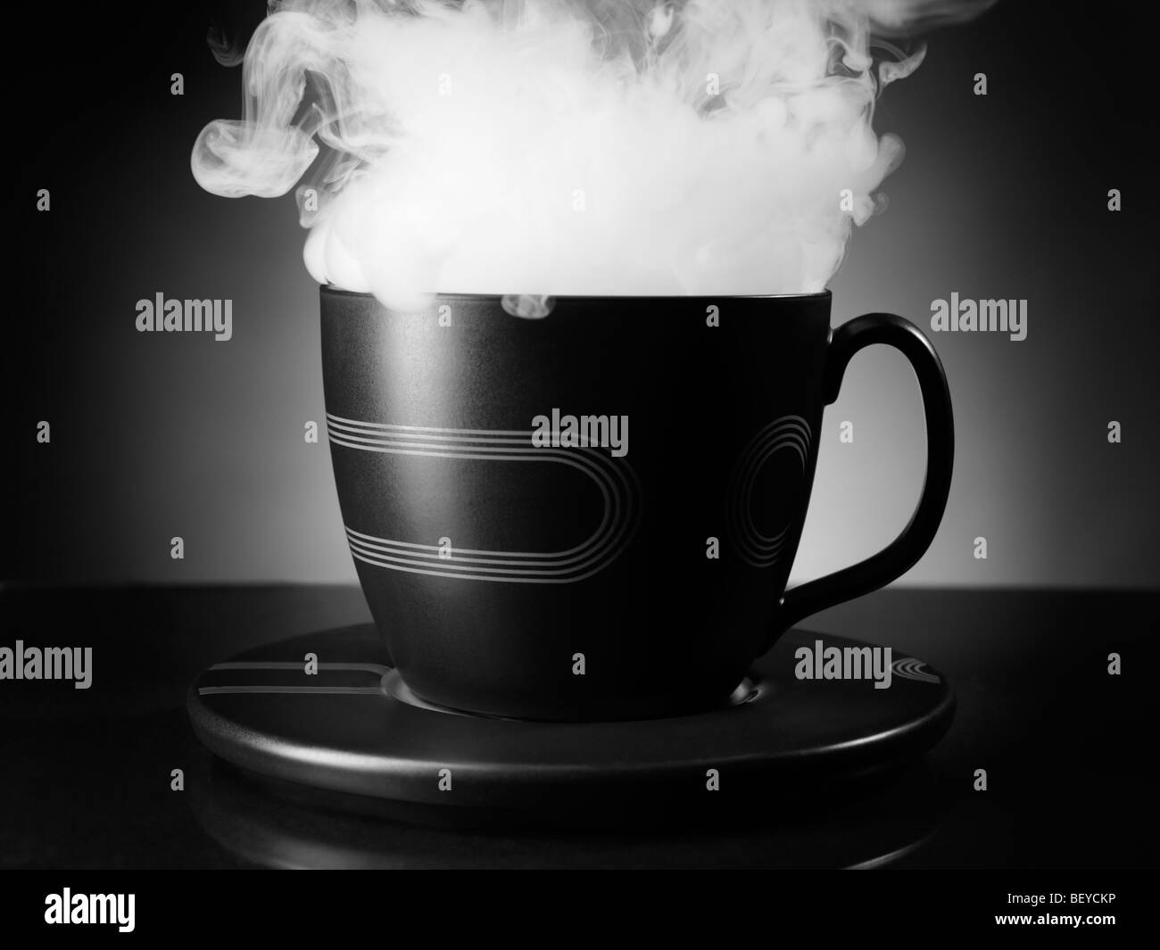 Bianco denso vapore che fuoriesce da una tazza di tè Foto Stock