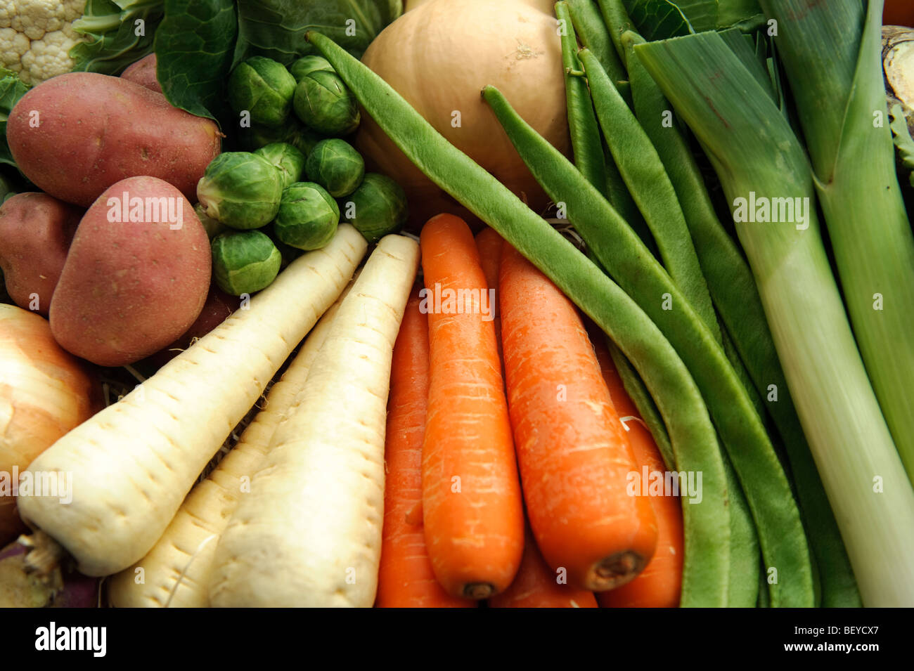 Una selezione di prodotti locali freschi ortaggi di giardino - carote, porri, i baccelli, pastinaca, i cavoletti di Bruxelles e patate Foto Stock