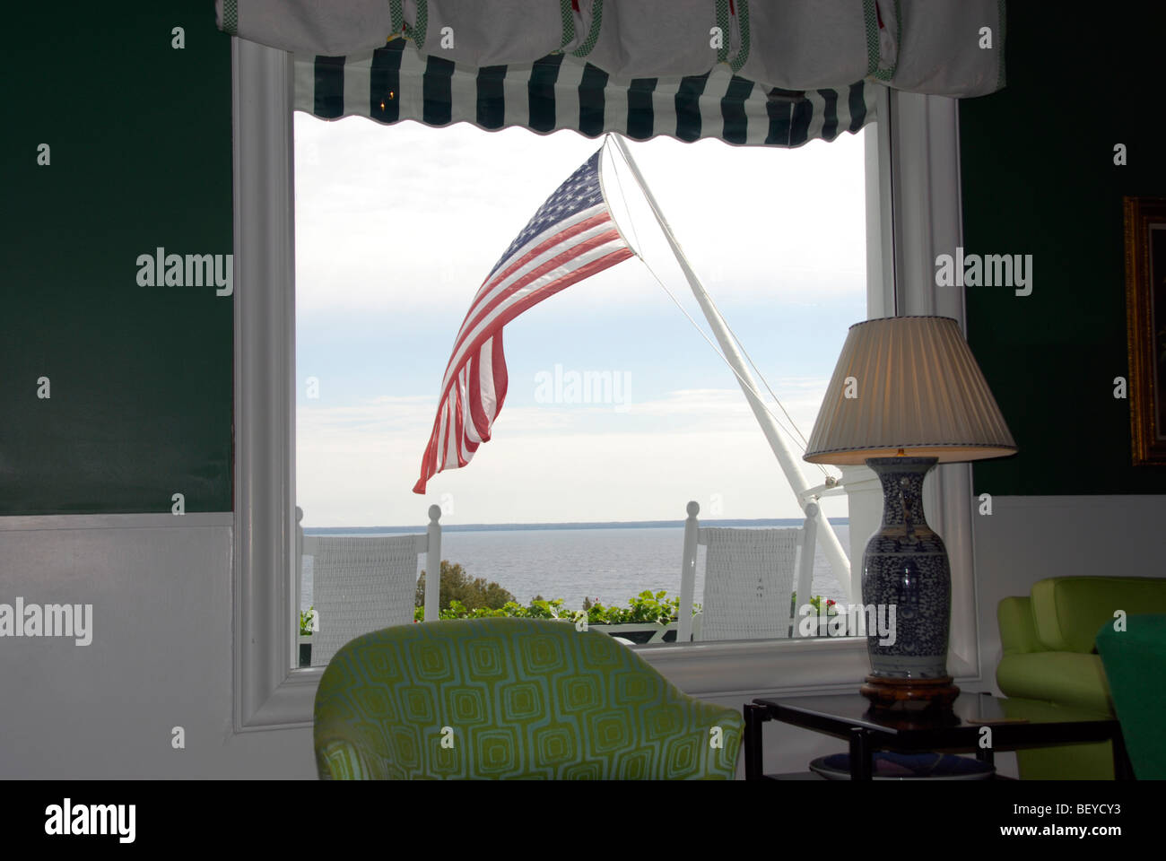 Portico di Grand Hotel dalla finestra, isola di Mackinac, Michigan Foto Stock