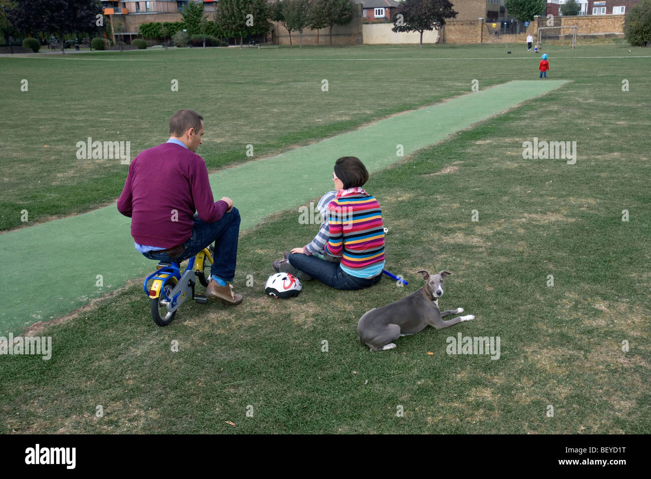 Una famiglia e un cane in un parco di Londra Foto Stock