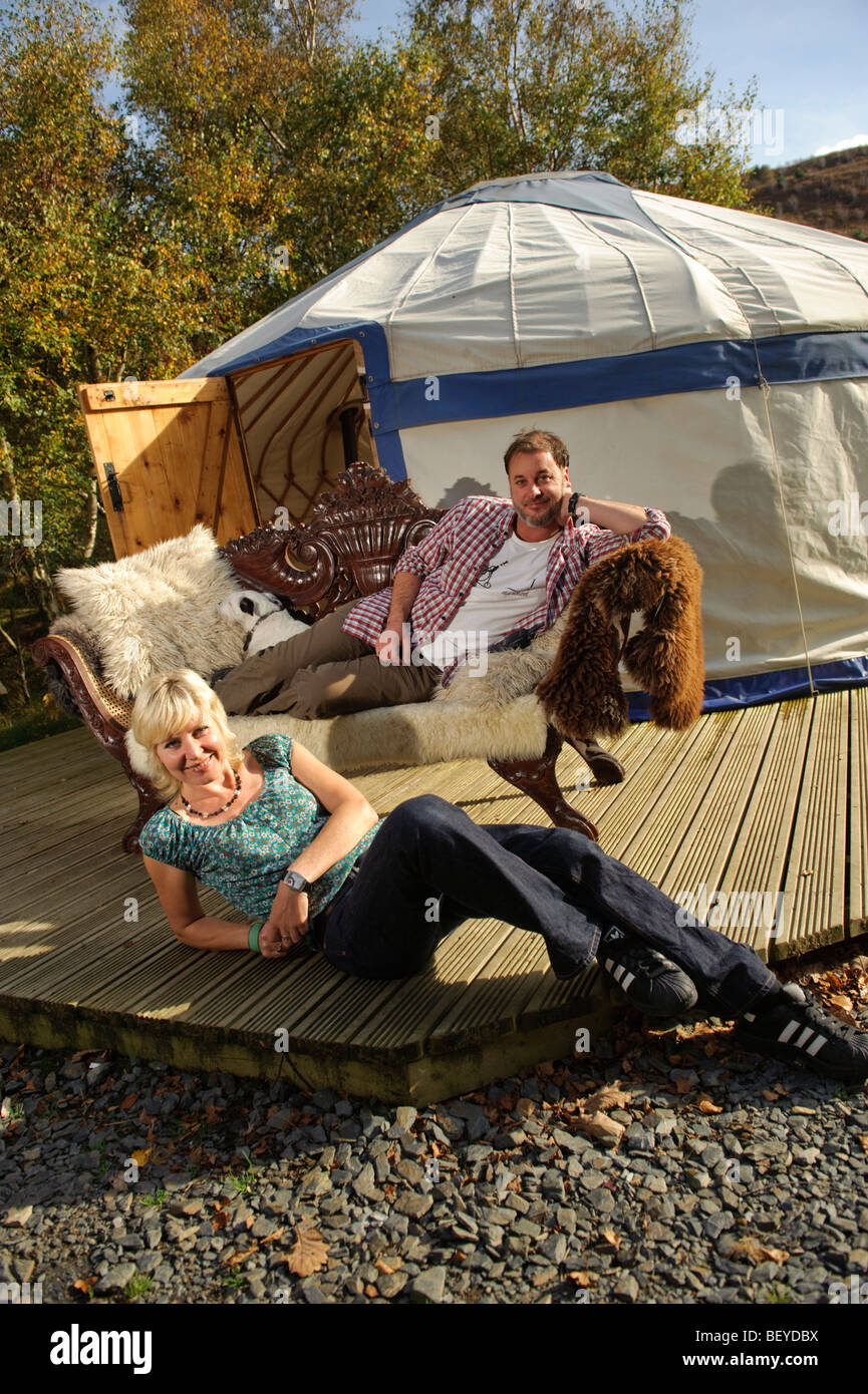 John Mckenzie-Murdoch e Sarah Heyworth proprietari del Graig Wen campeggio e yurt Arthog, Parco Nazionale di Snowdonia, Gwynedd, Regno Unito Foto Stock