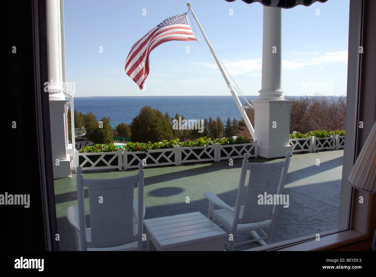 Portico di Grand Hotel dalla finestra, isola di Mackinac, Michigan Foto Stock
