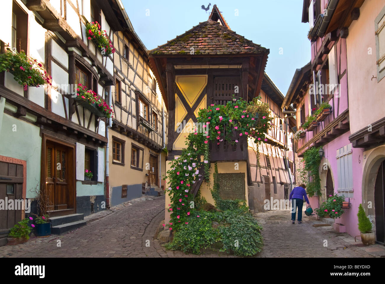 EGUISHEIM Rue du Rempart' in Eguisheim medievale villaggio vini Alsace Francia Foto Stock