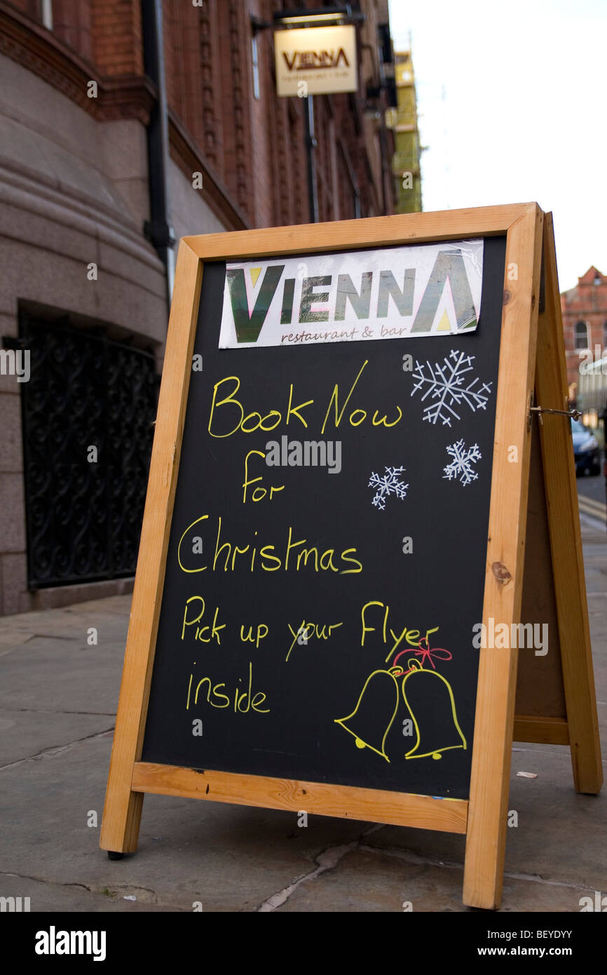 Un ristorante locale in Nottingham pubblicità per prenotazioni di Natale Foto Stock
