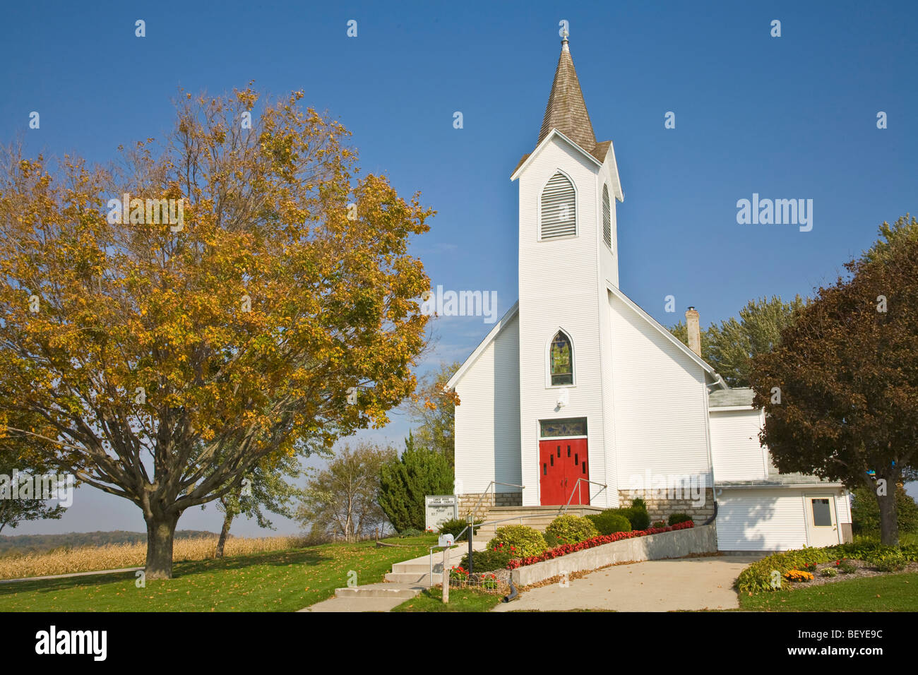 Canoa Ridge chiesa luterana, una chiesa di campagna immerso in aziende agricole a nord-est di Decorah, Iowa, USA Foto Stock