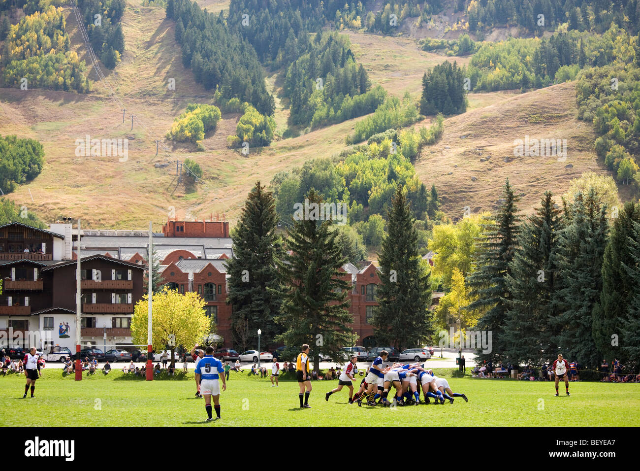 Aspen Colorado, 2009 Ruggerfest, il più antico torneo di rugby in noi. Un pacchetto di mischia contro uno sfondo di piste da sci. Foto Stock
