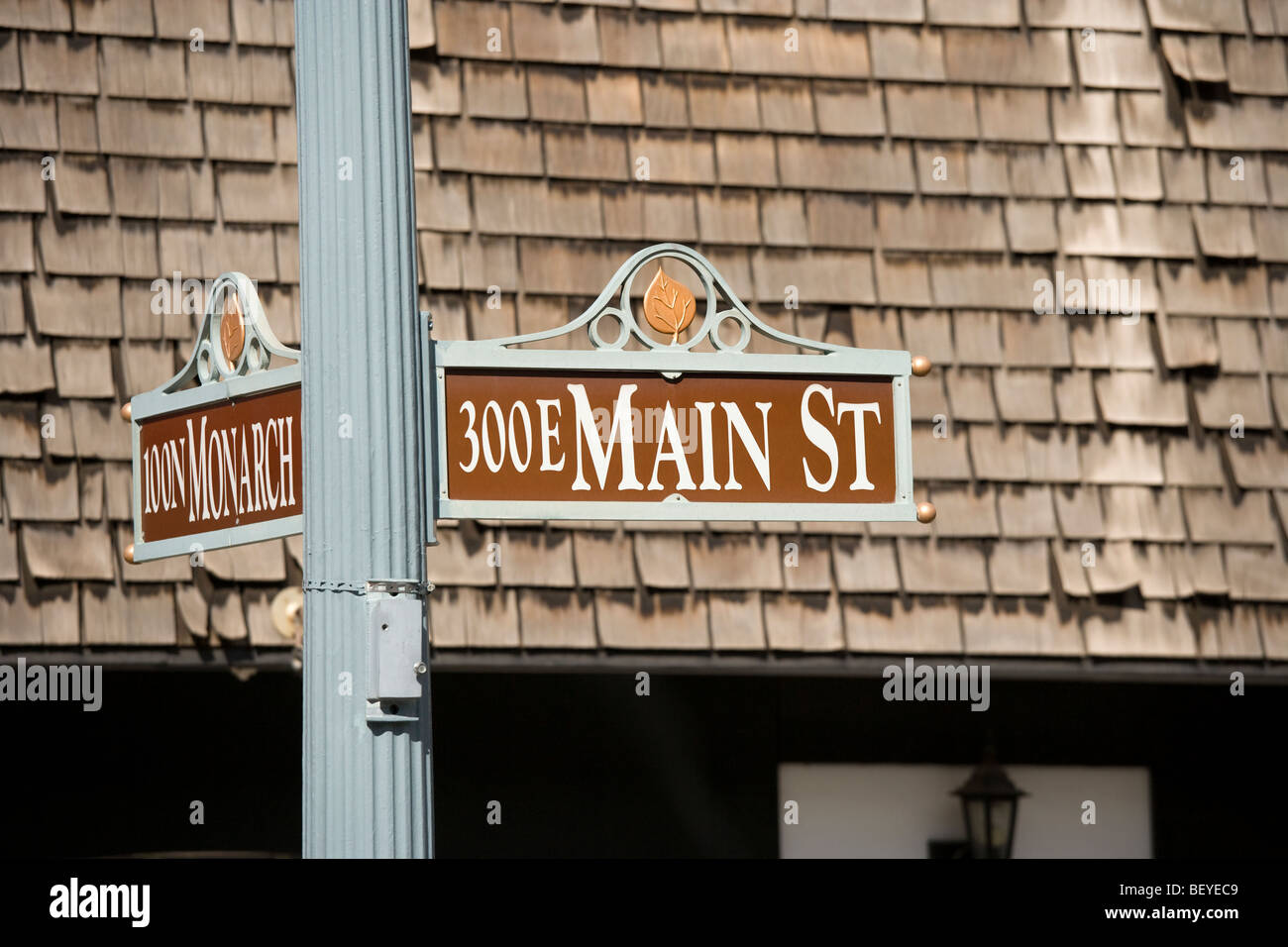 Aspen Colorado segno Main Street corner monarch St su una lampada posta. I segni sono decorate con una golden Aspen Leaf. Foto Stock