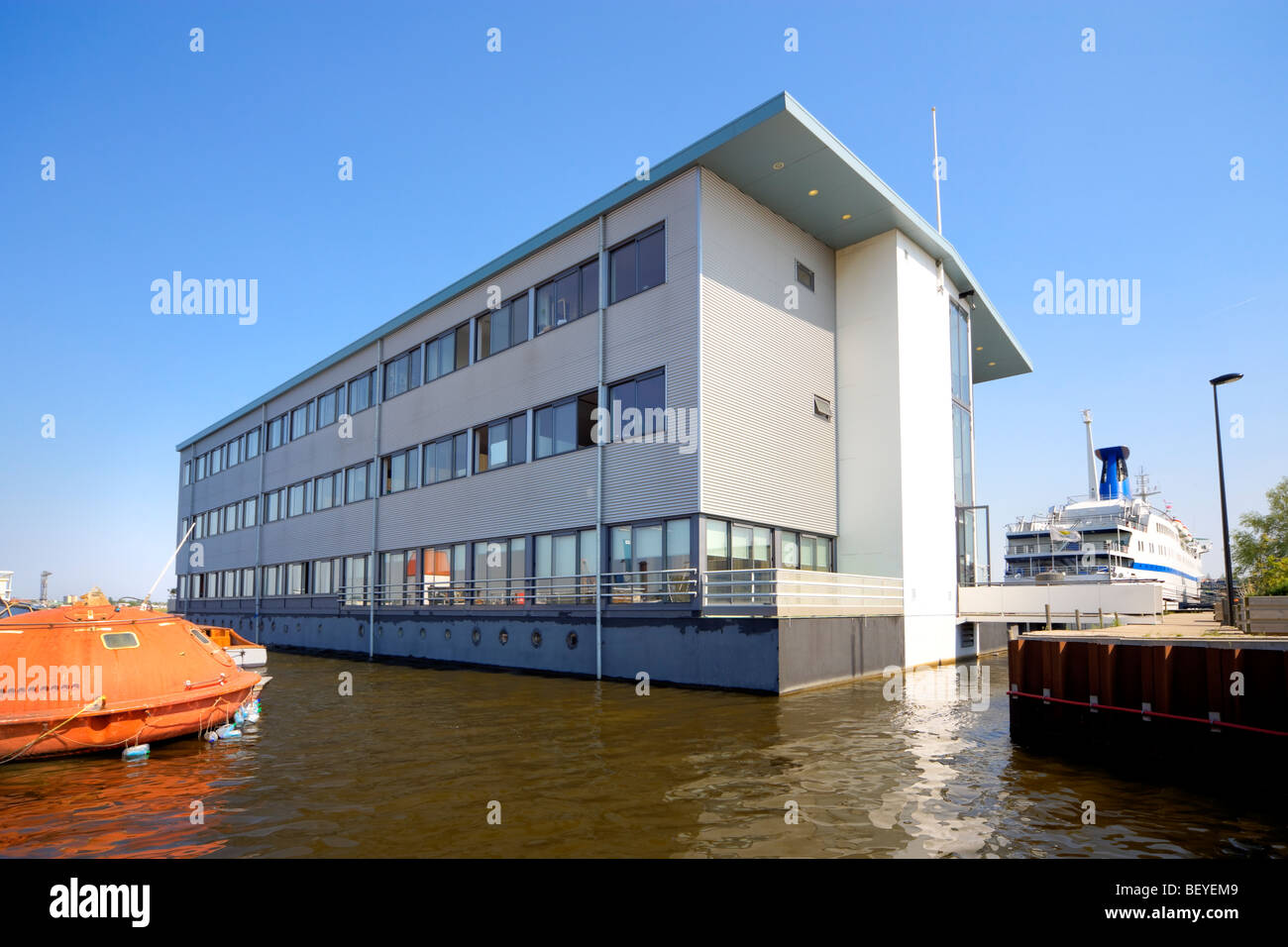 Amsterdam Holland Olanda. Un ufficio mobile basandosi su un pontone nel porto. Foto Stock