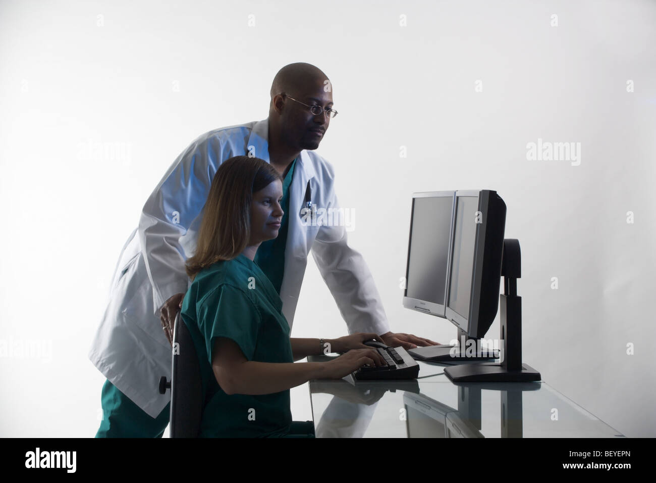 I tecnici dei computer in camici da laboratorio, Silouette Foto Stock