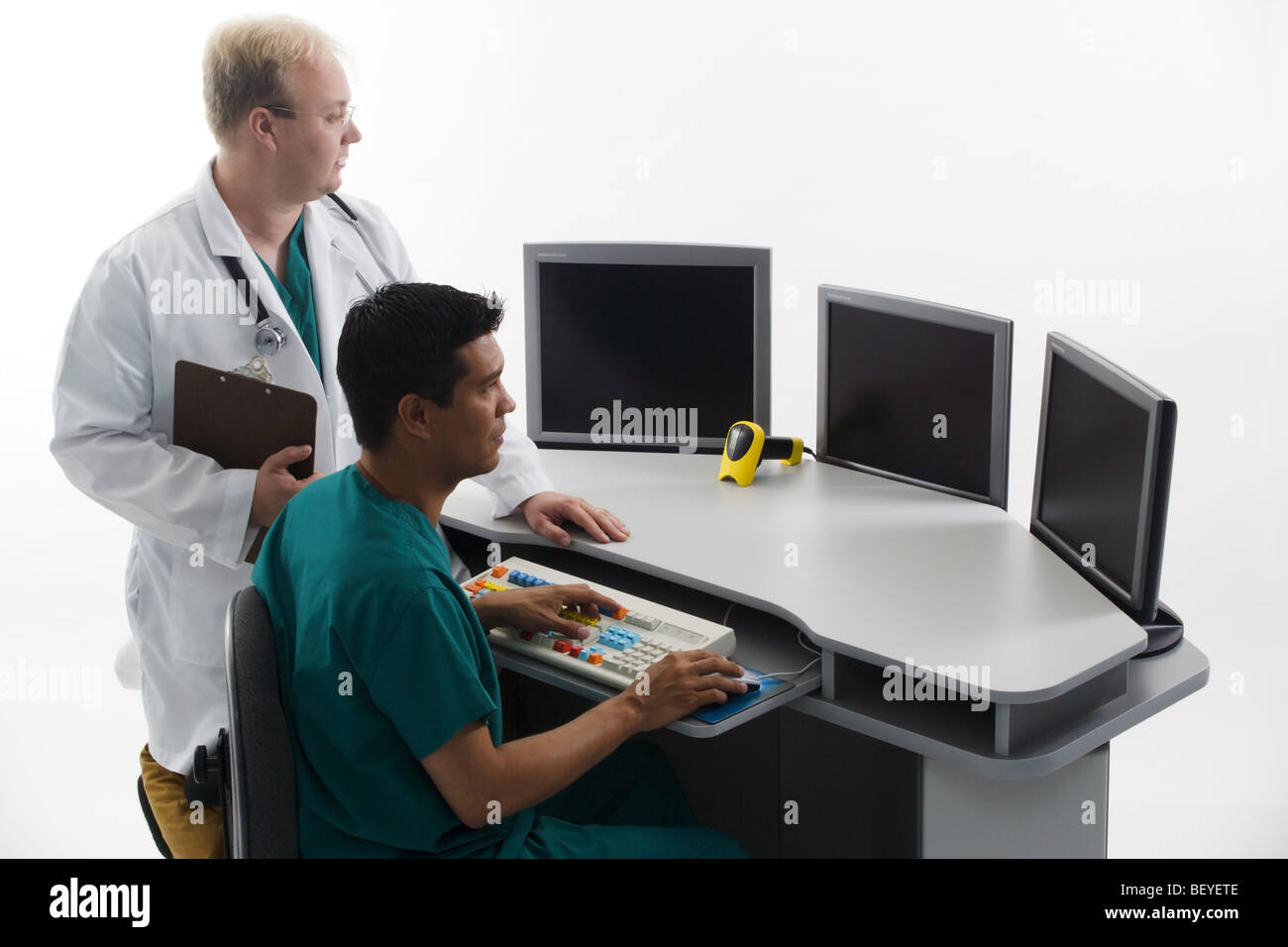 I tecnici dei computer in camici da laboratorio, medico con un display di computer, record medici Foto Stock