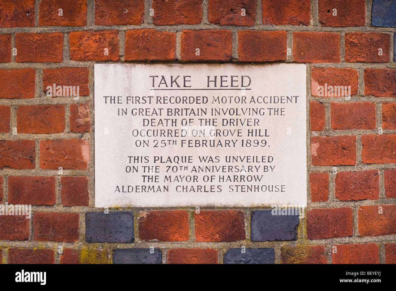 Harrow sulla collina , la placca nella parete di commemorazione primo motore fatale incidente che ha causato la morte di driver su Grove Hill 25.02.1899 Foto Stock