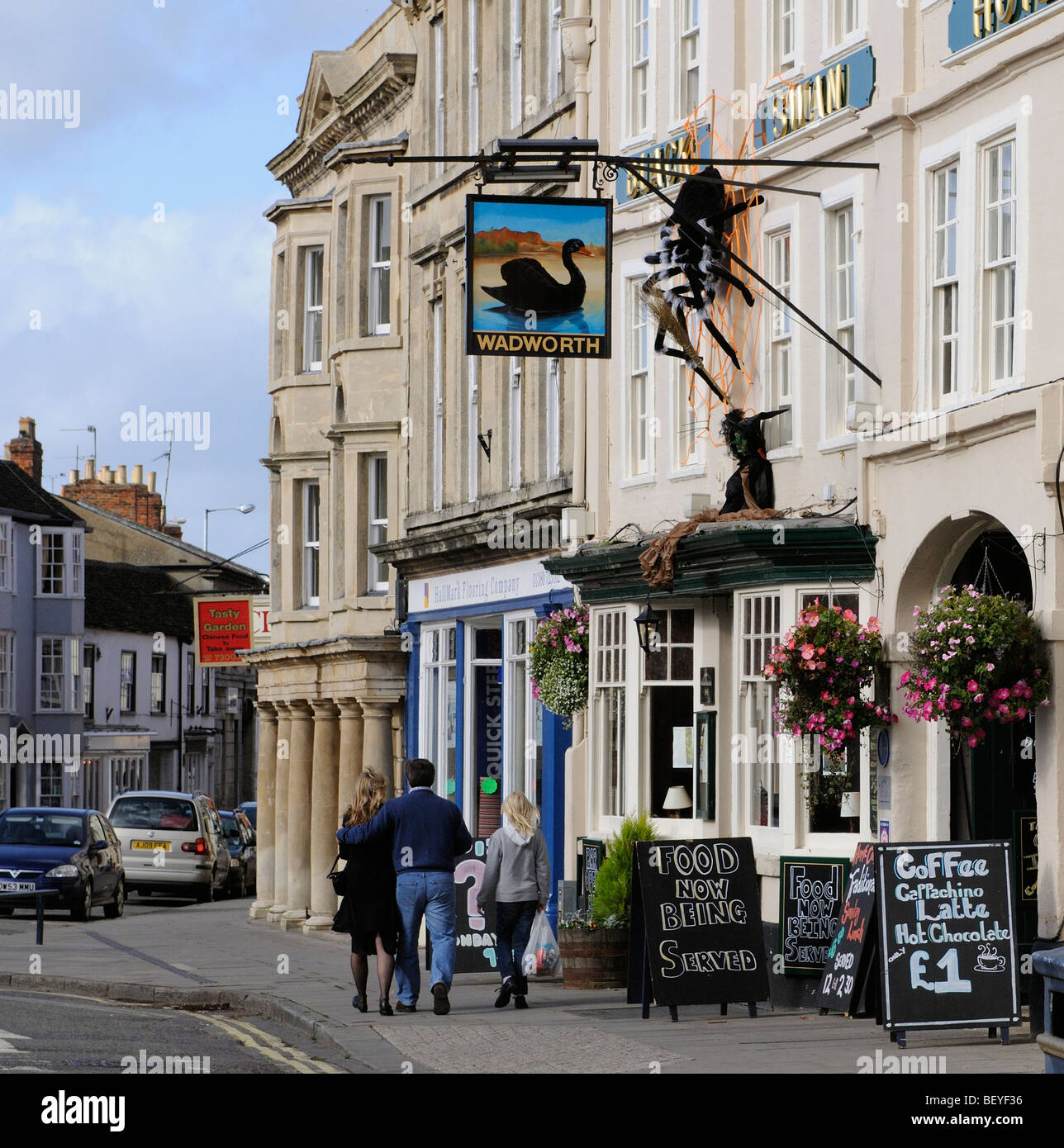 Halloween e un ragno gigante scende lungo la parete esterna del Black Swan pub in Devizes Wiltshire Foto Stock