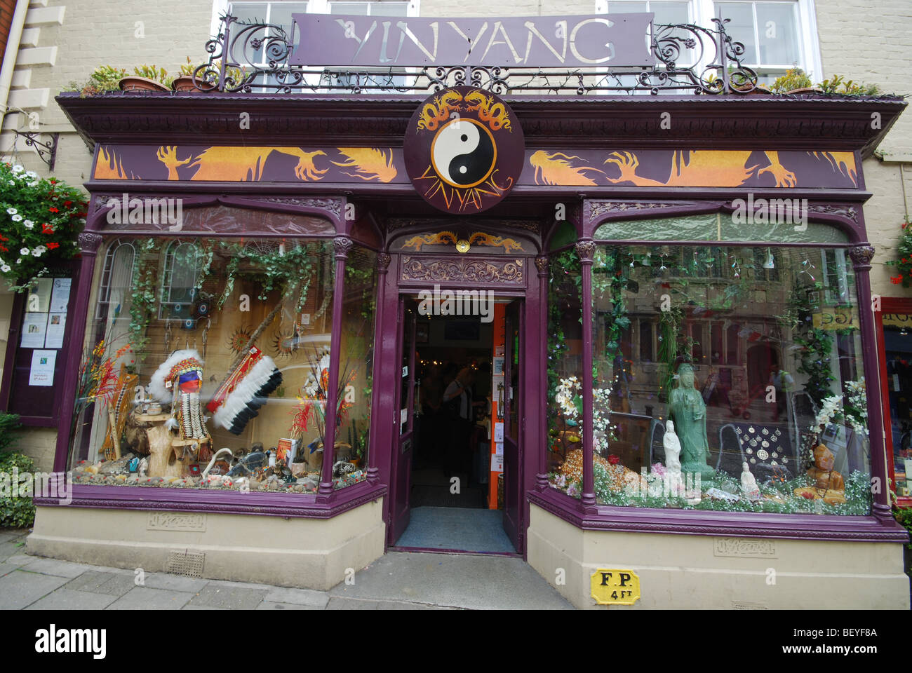 Coloratissimo negozio di fronte a Glastonbury High Street Somerset Inghilterra Foto Stock