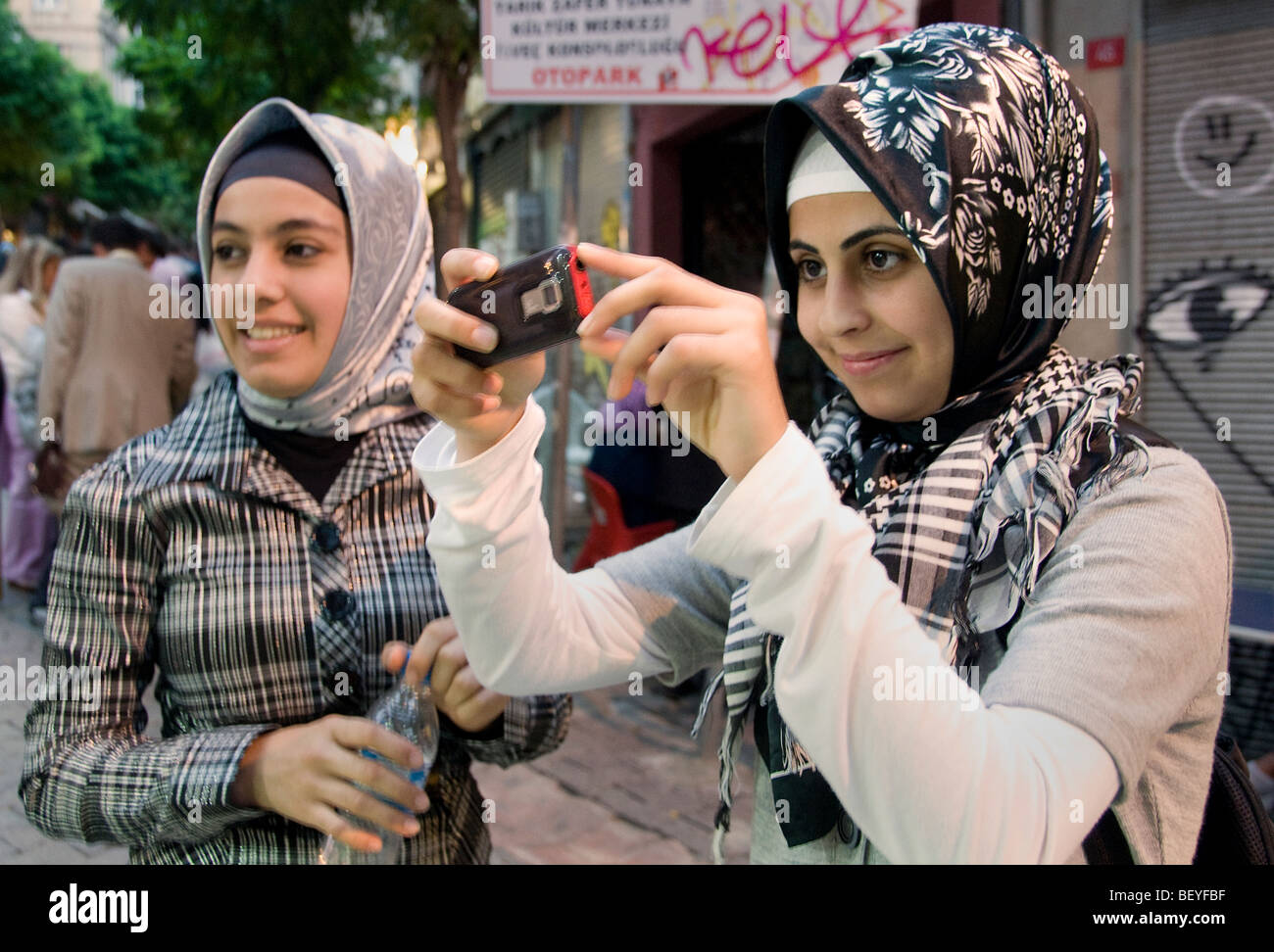 Istanbul Turchia fotocamera fazzoletto donna turbante sciarpa Foto Stock