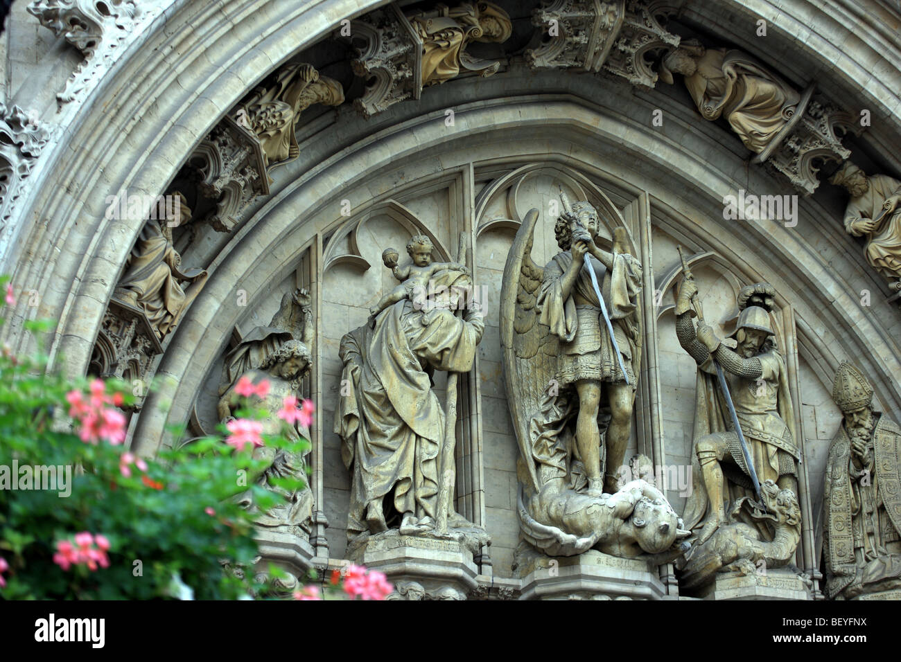 Stone statue intagliate sopra un su il Municipio nella Grand Place di Bruxelles Belgio Foto Stock