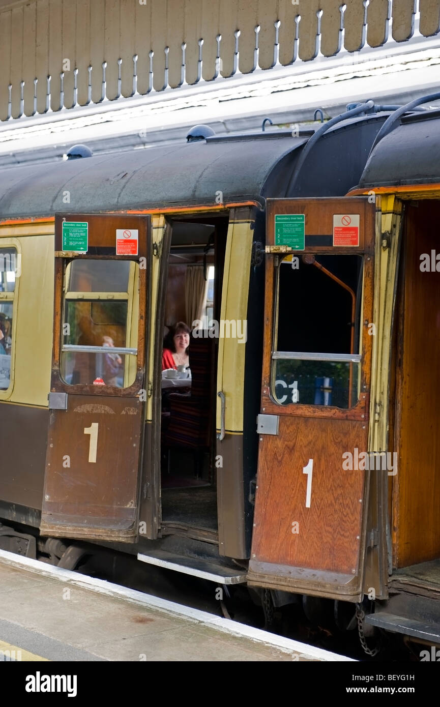 Anni sessanta di prima classe carrello ferroviario con sbattere le porte aperte. Foto Stock