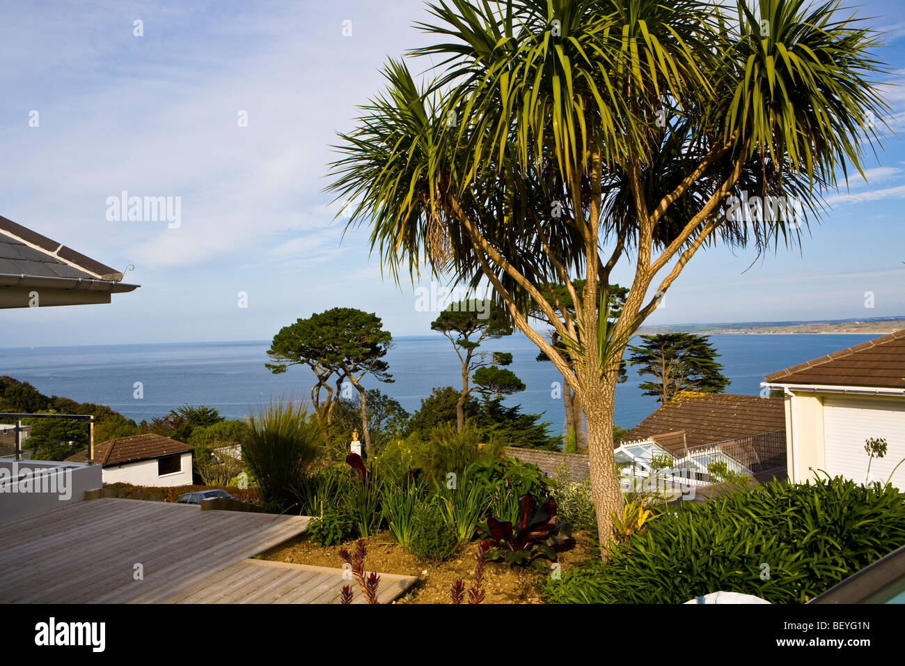 Vista del mare a St Ives, Cornwall, Regno Unito con alberi Foto Stock