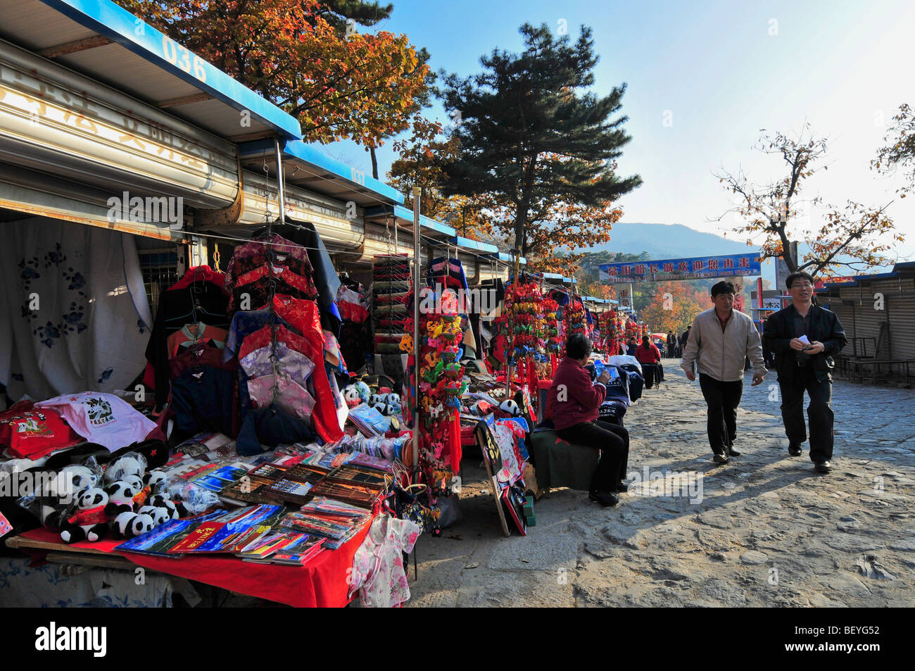 Negozi per i turisti di fronte alla Grande Muraglia della Cina Foto Stock