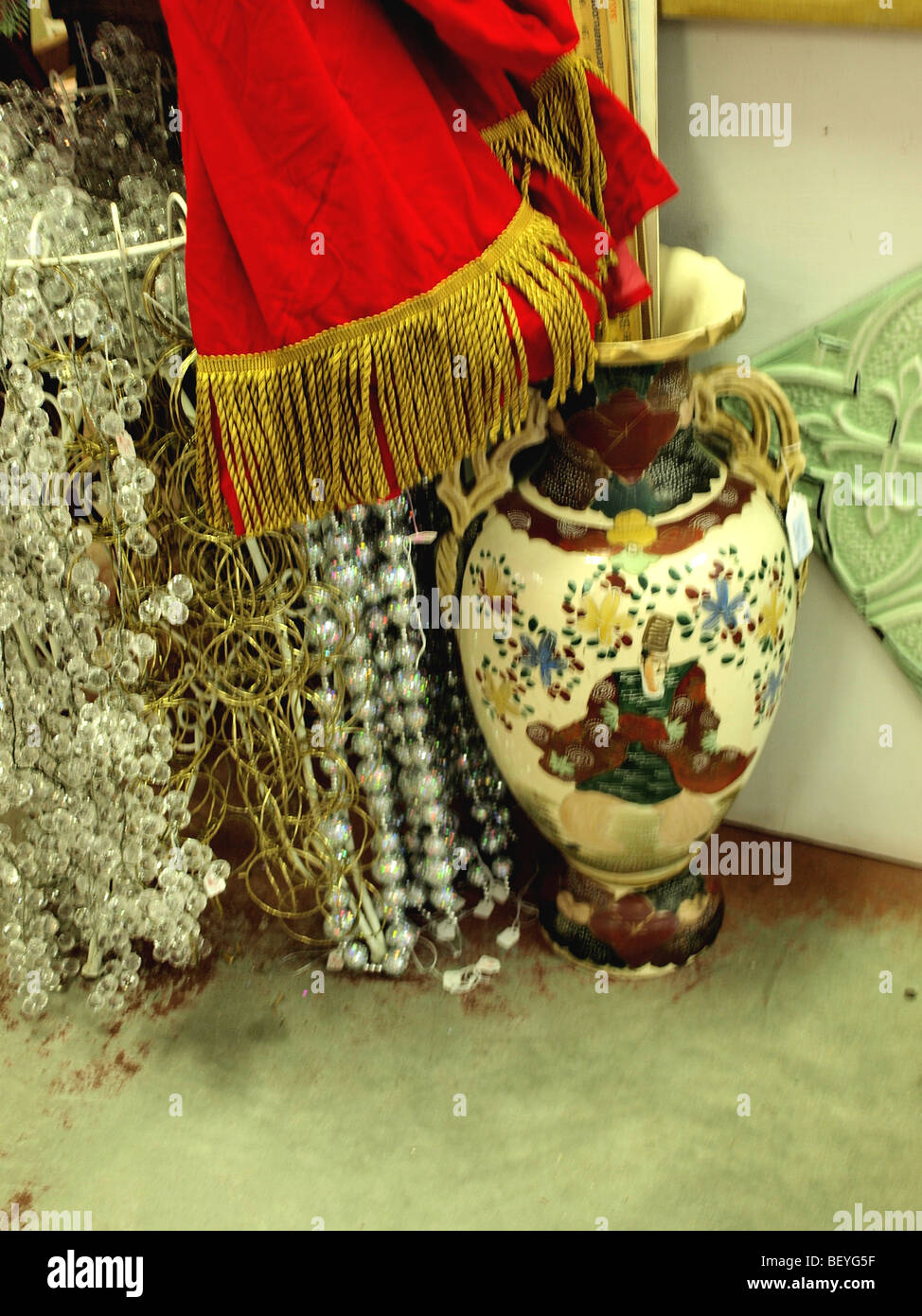 Decoratori angolo con oriental jar panno rosso con frangia e decorazioni Foto Stock