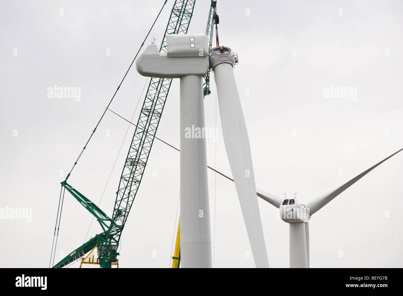 Pale essendo sollevata dalla gru per il montaggio su Nordex N90 turbine eoliche in costruzione presso Solutia UK Ltd Newport South Wales UK Foto Stock