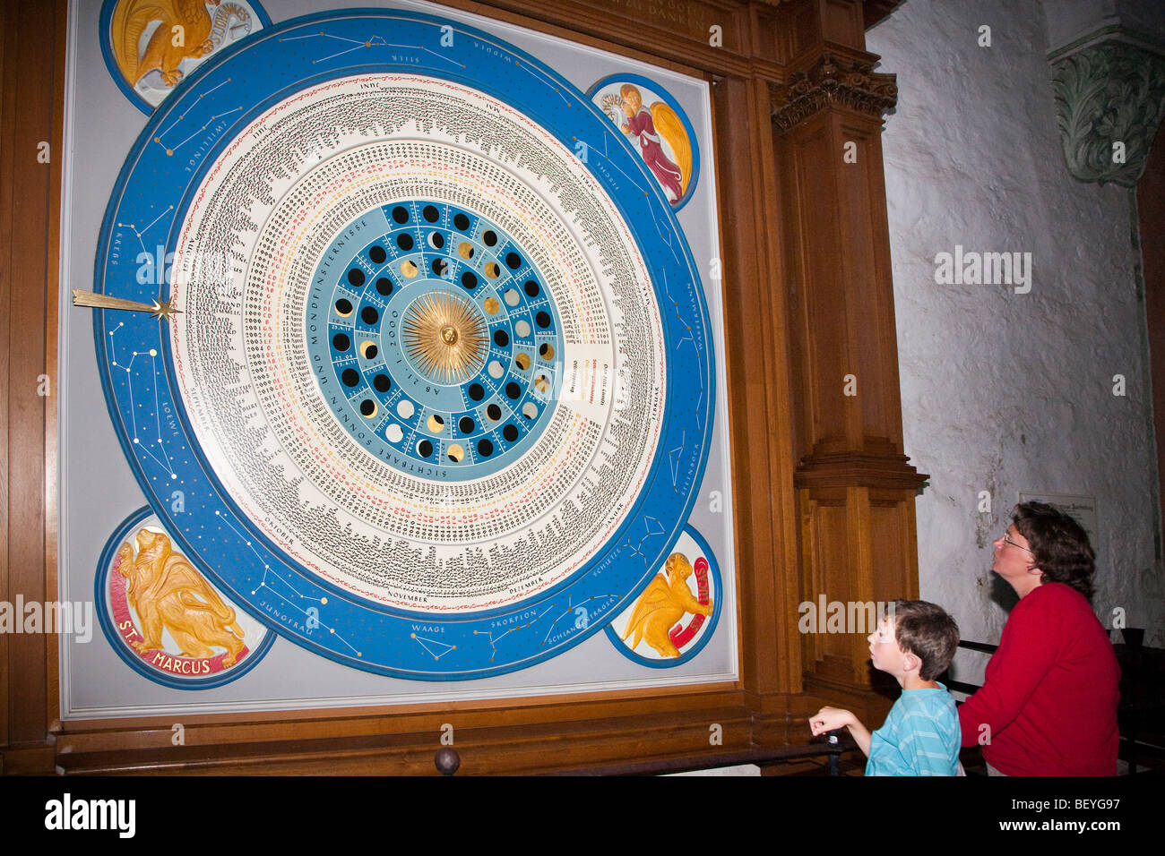 Orologio astronomico con i segni dello zodiaco Marienkirche la terza chiesa più grande in Germania Lubeck Foto Stock