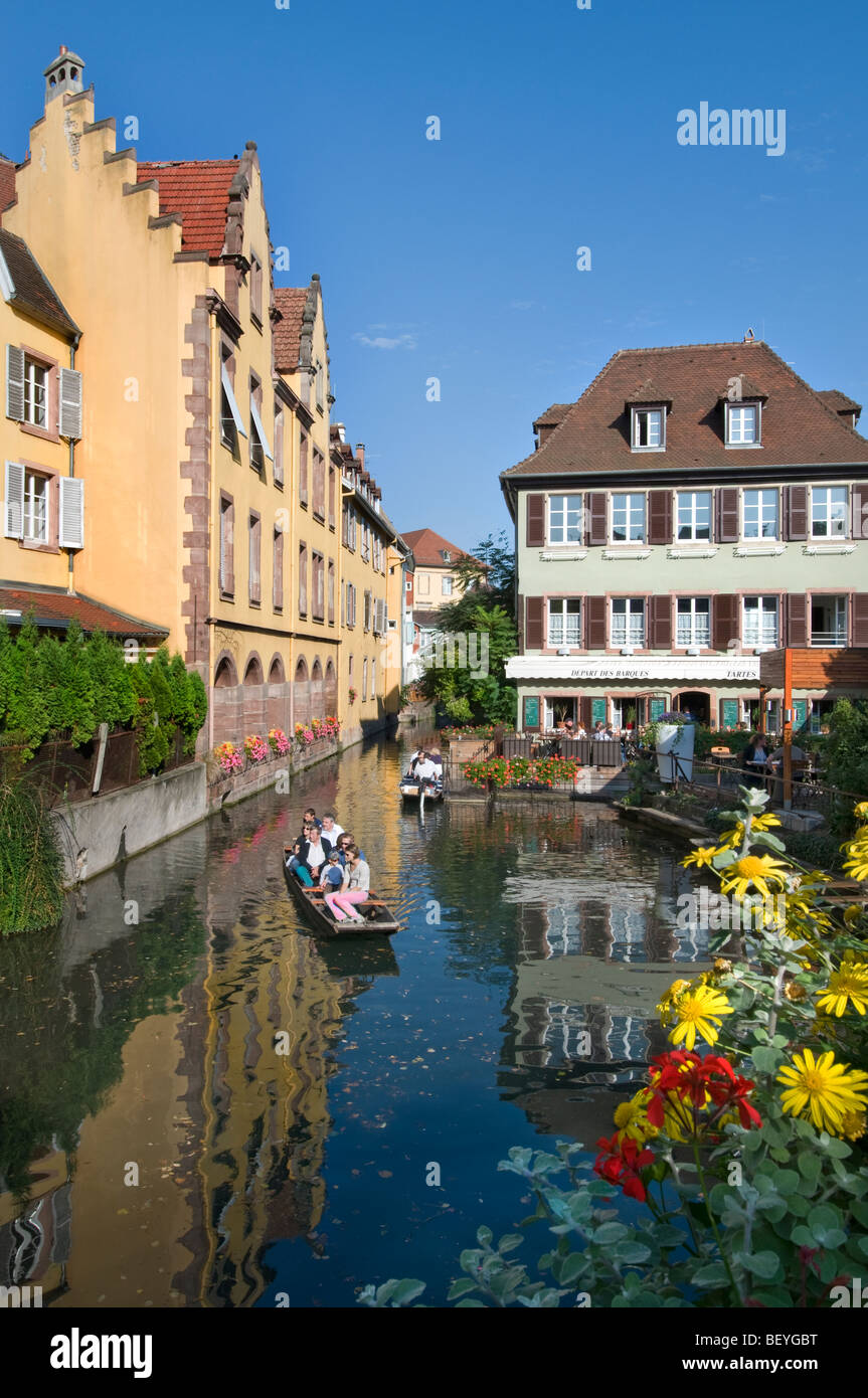 Canal popolare gita in barca con i visitatori ad esplorare vie navigabili in 'Petite Venise' perfetto della tarda estate del giorno Colmar Alsace Francia Foto Stock