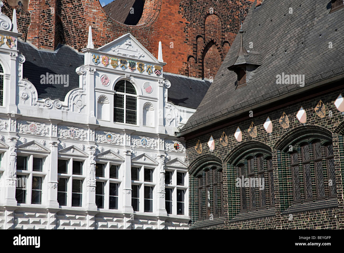 Architettura medievale sul municipio e la piazza del mercato di Lubeck Germania Foto Stock